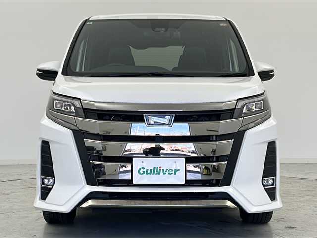 トヨタ ノア 宮城県 2018(平30)年 5.6万km ホワイトパールクリスタルシャイン 禁煙車/トヨタセーフティーセンス/・プリクラッシュセーフティーシステム/・オートマチックハイビーム/・レーンディバーチャーアラート/・クルーズコントロール/純正10インチナビ/（BT.AM.FM.CD.DVD.SD）/バックカメラ/フルセグテレビ/ビルトインETC2.0/前方ドライブレコーダー/両側パワースライドドア/プッシュスタート/スマートキー/革巻きステアリング/ステアリングスイッチ/ハーフレザーシート/3列シート/ロールサンシェード/シートバックテーブル/純正フロアマット/純正16インチアルミホイール/LEDヘッドライト/LEDフォグランプ/純正ドアバイザー/横滑り防止機能/アイドリングストップ