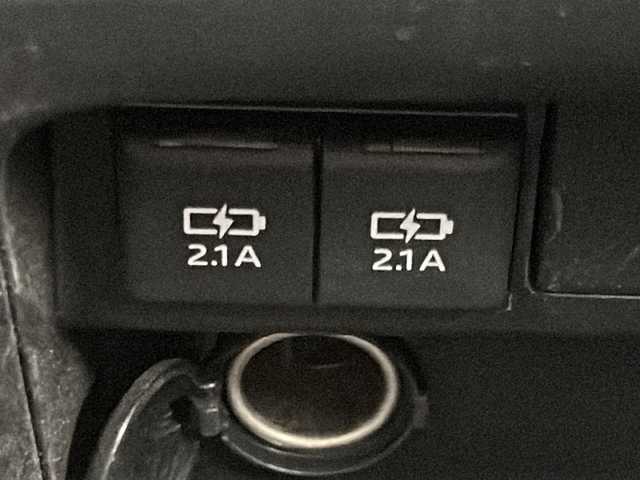 トヨタ ノア 宮城県 2018(平30)年 5.6万km ホワイトパールクリスタルシャイン 禁煙車/トヨタセーフティーセンス/・プリクラッシュセーフティーシステム/・オートマチックハイビーム/・レーンディバーチャーアラート/・クルーズコントロール/純正10インチナビ/（BT.AM.FM.CD.DVD.SD）/バックカメラ/フルセグテレビ/ビルトインETC2.0/前方ドライブレコーダー/両側パワースライドドア/プッシュスタート/スマートキー/革巻きステアリング/ステアリングスイッチ/ハーフレザーシート/3列シート/ロールサンシェード/シートバックテーブル/純正フロアマット/純正16インチアルミホイール/LEDヘッドライト/LEDフォグランプ/純正ドアバイザー/横滑り防止機能/アイドリングストップ