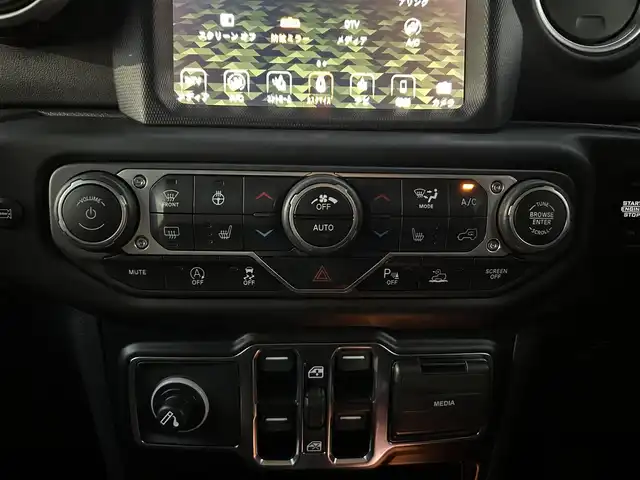 クライスラー・ジープ ラングラー アンリミテッド サハラ 石川県 2021(令3)年 3.4万km ブライトホワイト ワンオーナー/4WD/純正ナビ/　Bluetooth・USB・AUX・AppleCarPlay/ALPINEサウンド/フルセグTV/ETC2.0/バックカメラ/前後ドライブレコーダー/アダプティブクルーズコントロール/ブラインドスポットモニター/シートヒーター/ステアリングヒーター/アンチロック・ブレーキ・システム/衝突被害軽減システム/横滑り防止装置/前後コーナーセンサー/盗難防止装置/オートマチックハイビーム/ダウンヒルアシストコントロール/純正アルミホイール/スマートキー