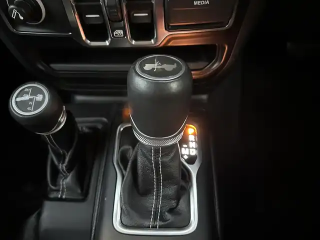 クライスラー・ジープ ラングラー アンリミテッド サハラ 石川県 2021(令3)年 3.4万km ブライトホワイト ワンオーナー/4WD/純正ナビ/　Bluetooth・USB・AUX・AppleCarPlay/ALPINEサウンド/フルセグTV/ETC2.0/バックカメラ/前後ドライブレコーダー/アダプティブクルーズコントロール/ブラインドスポットモニター/シートヒーター/ステアリングヒーター/アンチロック・ブレーキ・システム/衝突被害軽減システム/横滑り防止装置/前後コーナーセンサー/盗難防止装置/オートマチックハイビーム/ダウンヒルアシストコントロール/純正アルミホイール/スマートキー