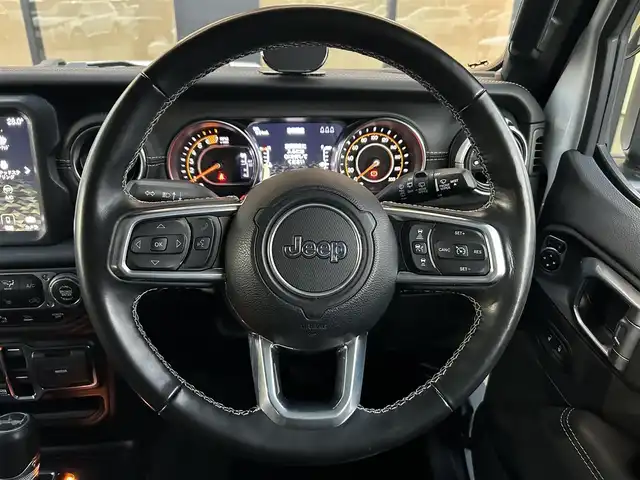 クライスラー・ジープ ラングラー アンリミテッド サハラ 石川県 2021(令3)年 3.4万km ブライトホワイト ワンオーナー/4WD/純正ナビ/　Bluetooth・USB・AUX・AppleCarPlay/ALPINEサウンド/フルセグTV/ETC2.0/バックカメラ/前後ドライブレコーダー/アダプティブクルーズコントロール/ブラインドスポットモニター/シートヒーター/ステアリングヒーター/アンチロック・ブレーキ・システム/衝突被害軽減システム/横滑り防止装置/前後コーナーセンサー/盗難防止装置/オートマチックハイビーム/ダウンヒルアシストコントロール/純正アルミホイール/スマートキー