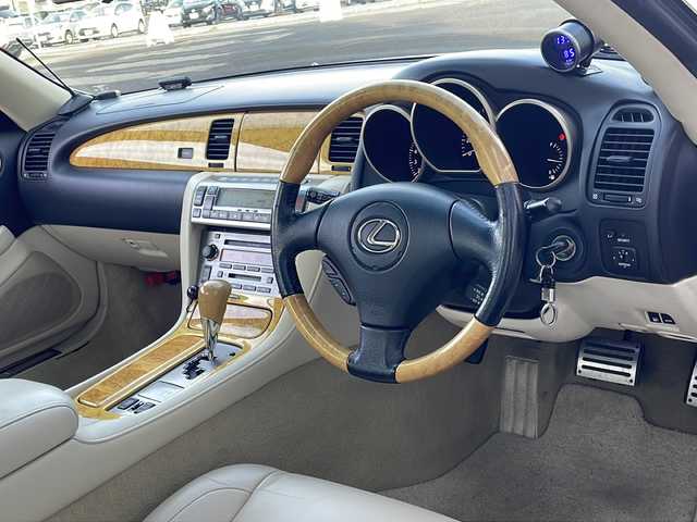 レクサス ＳＣ 430 道央・札幌 2006(平18)年 11.6万km プレミアムシルバーM 純正ナビ/【ＣＤ／ＭＤ／ＡＵＸ／ＴＶ】/マークレビンソン/バックカメラ/レザーシート/前席シートヒーター/前席パワーシート／シートメモリ/ＬＥＤ/フォグランプ/オートライト/横滑り防止装置/エアサスペンション【カズサス】/社外マフラー/ウッドコンビステアリング/クルーズコントロール/電動格納ミラー/ミラーヒーター