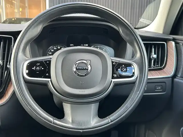 ボルボ ＸＣ６０ T5 AWD インスクリプション 福岡県 2019(平31)年 6.6万km ガンＭ インテリセーフ/黒革シート/エアシート　/全席シートヒーター/前席シートマッサージ　/ヘッドアップディスプレイ/純正ナビ/Applecarplay/androidauto/全方位カメラ/フルセグTV/Bluetooth/LEDヘッドライト/オートハイビーム/パワーバックドア/純正ドライブレコーダー/純正19インチアルミホイール/ETC