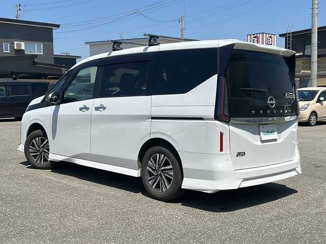 日産 セレナ ハイウェイスター V 秋田県 2023(令5)年 4.5万km ホワイト ４WD/純正メモリナビ/純正ETC2.0/両側パワースライドドア/ステアリングヒーター/前後ドライブレコーダー/全席シートヒーター/前後コーナーセンサー/パドルシフト/純正ＡＷ/社外スタッドレスＡＷ/スペアキー