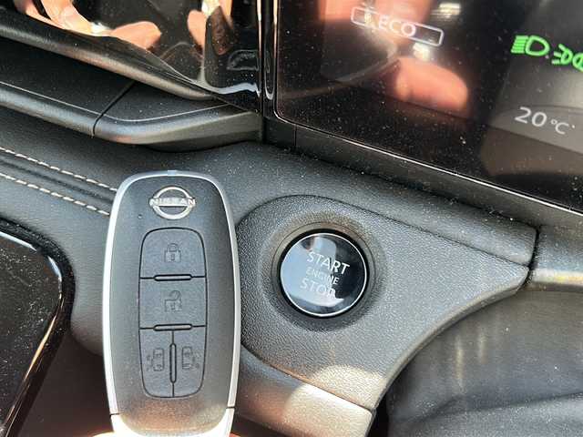 日産 セレナ ハイウェイスター V 秋田県 2023(令5)年 4.5万km ホワイト ４WD/純正メモリナビ/純正ETC2.0/両側パワースライドドア/ステアリングヒーター/前後ドライブレコーダー/全席シートヒーター/前後コーナーセンサー/パドルシフト/純正ＡＷ/社外スタッドレスＡＷ/スペアキー