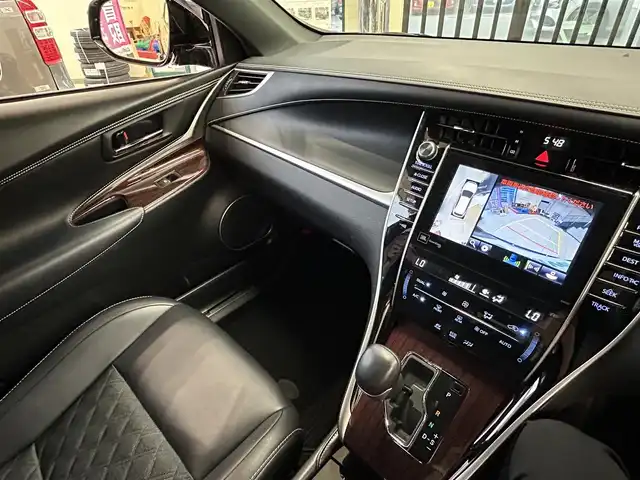 トヨタ ハリアー ハイブリッド プレミアム アドバンスドP 東京都 2016(平28)年 1万km スパークリングブラックパールクリスタルシャイン 〇ワンオーナー/〇記録簿（H28/9/H29/3/H30/2/H31/3/R3/3/R4/5/R5/3/R7/3)/〇純正ナビ/　(Bluetooth/AUX/CD/SD/DVD/フルセグ)/〇JBLスピーカー/〇バックカメラ/〇全方位カメラ/〇ブラックレザーシート/〇運転席Pシート/レーダークルーズコントロール/〇レーンキープアシスト/〇クリアランスソナー/〇パワーバッグドア/〇スマートキー/〇プッシュスタート/〇オートライト/〇LEDヘッドライト/○オートハイビーム/〇純正フォグ/〇ドライブレコーダー(DC-DR400)/〇ステアリングスイッチ/〇ウッドコンビステアリング/〇電動チルトステアリング/〇リアプライバシーガラス/〇バイザー/〇純正18インチホイール/〇W+サイド＋カーテンエアバック/〇横滑り防止装置/〇電動格納ウインカーミラー/〇ETC/〇ISOFIX/〇フロアマット/〇盗難防止装置/〇新車時保証書/〇取扱説明書