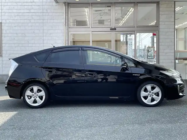 トヨタ プリウス S ツーリングセレクション 愛知県 2013(平25)年 8.3万km ブラック (株)IDOMが運営する【じしゃロン豊川店】の自社ローン専用車両になります。こちらは現金またはオートローンご利用時の価格です。自社ローンご希望の方は別途その旨お申付け下さい/純正ＳＤナビ（NSZT-W62G)/　CD DVD BT SD フルセグＴＶ/バックカメラ/ビルトインETC/LEDヘッドライト/ヘッドライトウオッシャー/フロントフォグ/純正17インチアルミ/社外前後ドラレコ/ステアリングリモコン/オートライト/バック連動オートハザード/スマートスペアキー/取り扱い説明書