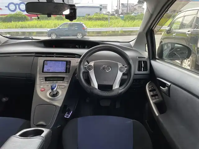 トヨタ プリウス S ツーリングセレクション 愛知県 2013(平25)年 8.3万km ブラック (株)IDOMが運営する【じしゃロン豊川店】の自社ローン専用車両になります。こちらは現金またはオートローンご利用時の価格です。自社ローンご希望の方は別途その旨お申付け下さい/純正ＳＤナビ（NSZT-W62G)/　CD DVD BT SD フルセグＴＶ/バックカメラ/ビルトインETC/LEDヘッドライト/ヘッドライトウオッシャー/フロントフォグ/純正17インチアルミ/社外前後ドラレコ/ステアリングリモコン/オートライト/バック連動オートハザード/スマートスペアキー/取り扱い説明書
