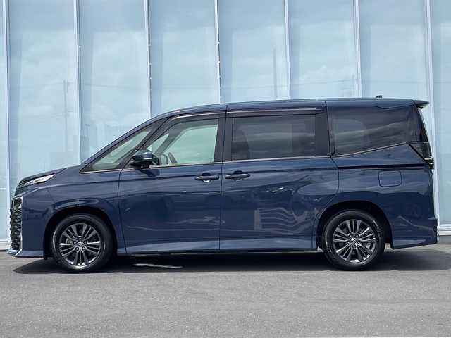 トヨタ ヴォクシー S－G 神奈川県 2023(令5)年 1.9万km マッシブグレー ・１０．５インチナビオ（コネクティッドナビ対応）Plus/・バックカメラ　/・ＤＶＤ・ＣＤ　/・Ｂｌｕｅｔｏｏｔｈ　/・ＡｐｐｌｅＣａｒＰｌａｙ　ＡｎｄｒｏｉｄＡｕｔｏ　/・フルセグＴＶ　/・ＥＴＣ２．０　/・ＨＤＭＩ入力端子　/・両側パワースライドドア/・左右独立温度コントロールフロントオートエアコン/＋リヤオートエアコン（リヤクーラー＋リヤヒーター）/・センターコンソールボックス/・〈充電用USB端子（Type-C）2個付〉/・トヨタセーフティーセンス/・パーキングサポートブレーキ/・純正サイドバイザー/・ドライブレコーダー(コムテックHDR361GS）