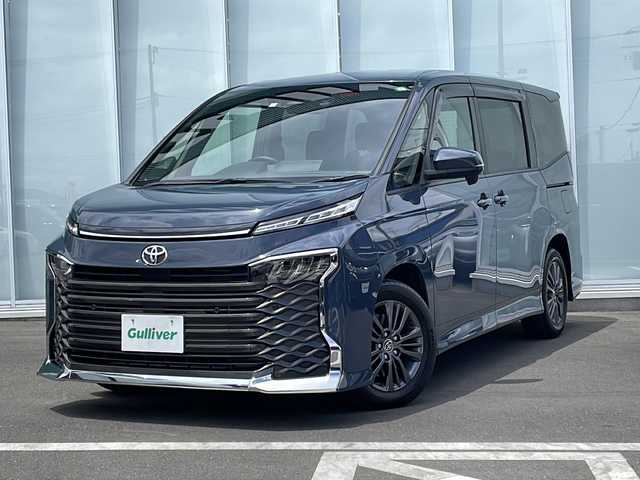 トヨタ ヴォクシー S－G 神奈川県 2023(令5)年 1.9万km マッシブグレー ・１０．５インチナビオ（コネクティッドナビ対応）Plus/・バックカメラ　/・ＤＶＤ・ＣＤ　/・Ｂｌｕｅｔｏｏｔｈ　/・ＡｐｐｌｅＣａｒＰｌａｙ　ＡｎｄｒｏｉｄＡｕｔｏ　/・フルセグＴＶ　/・ＥＴＣ２．０　/・ＨＤＭＩ入力端子　/・両側パワースライドドア/・左右独立温度コントロールフロントオートエアコン/＋リヤオートエアコン（リヤクーラー＋リヤヒーター）/・センターコンソールボックス/・〈充電用USB端子（Type-C）2個付〉/・トヨタセーフティーセンス/・パーキングサポートブレーキ/・純正サイドバイザー/・ドライブレコーダー(コムテックHDR361GS）