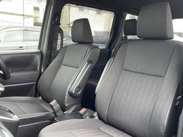 トヨタ ヴォクシー S－G 神奈川県 2023(令5)年 1.9万km マッシブグレー ・１０．５インチナビオ（コネクティッドナビ対応）Plus/・バックカメラ　/・ＤＶＤ・ＣＤ　/・Ｂｌｕｅｔｏｏｔｈ　/・ＡｐｐｌｅＣａｒＰｌａｙ　ＡｎｄｒｏｉｄＡｕｔｏ　/・フルセグＴＶ　/・ＥＴＣ２．０　/・ＨＤＭＩ入力端子　/・両側パワースライドドア/・左右独立温度コントロールフロントオートエアコン/＋リヤオートエアコン（リヤクーラー＋リヤヒーター）/・センターコンソールボックス/・〈充電用USB端子（Type-C）2個付〉/・トヨタセーフティーセンス/・パーキングサポートブレーキ/・純正サイドバイザー/・ドライブレコーダー(コムテックHDR361GS）