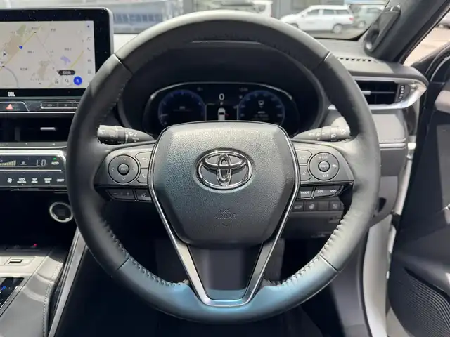 トヨタ ハリアー Z レザーパッケージ 滋賀県 2024(令6)年 0.9万km プラチナホワイトパールマイカ 禁煙車/純正12.3型ナビ/Bluetooth/USB/Miracast/フルセグTV/パノラミックビューモニター/デジタルミラー/JBLサウンド/クリアランスソナー/前後ドライブレコーダー/ビルトインETC2.0/プリクラッシュセーフティ/レーダークルーズコントロール/電動パーキングブレーキ/オートホールド/前後ドラレコ/シートヒーター/エアーシート/ステアリングヒーター/パワーバックドア/オートハイビーム/オートライト/プッシュスタート/スマートキー/純正アルミホイール