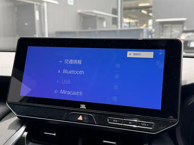 トヨタ ハリアー Z レザーパッケージ 滋賀県 2024(令6)年 0.9万km プラチナホワイトパールマイカ 禁煙車/純正12.3型ナビ/Bluetooth/USB/Miracast/フルセグTV/パノラミックビューモニター/デジタルミラー/JBLサウンド/クリアランスソナー/前後ドライブレコーダー/ビルトインETC2.0/プリクラッシュセーフティ/レーダークルーズコントロール/電動パーキングブレーキ/オートホールド/前後ドラレコ/シートヒーター/エアーシート/ステアリングヒーター/パワーバックドア/オートハイビーム/オートライト/プッシュスタート/スマートキー/純正アルミホイール