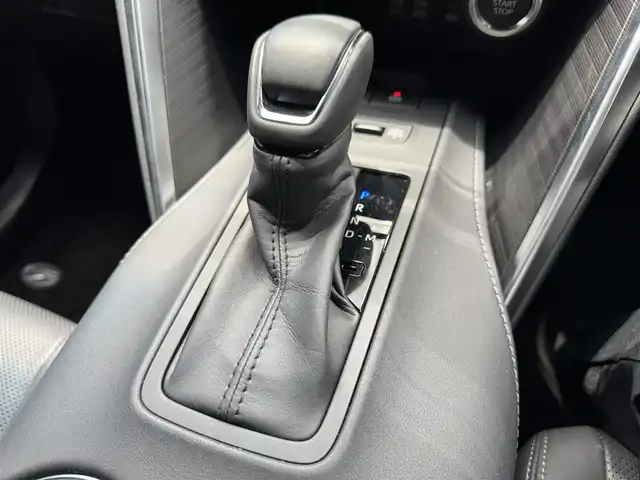 トヨタ ハリアー Z レザーパッケージ 滋賀県 2024(令6)年 0.9万km プラチナホワイトパールマイカ 禁煙車/純正12.3型ナビ/Bluetooth/USB/Miracast/フルセグTV/パノラミックビューモニター/デジタルミラー/JBLサウンド/クリアランスソナー/前後ドライブレコーダー/ビルトインETC2.0/プリクラッシュセーフティ/レーダークルーズコントロール/電動パーキングブレーキ/オートホールド/前後ドラレコ/シートヒーター/エアーシート/ステアリングヒーター/パワーバックドア/オートハイビーム/オートライト/プッシュスタート/スマートキー/純正アルミホイール