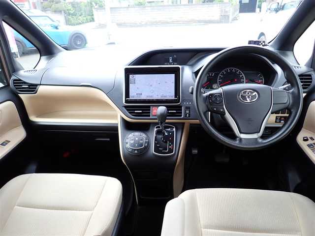 トヨタ ノア X 千葉県 2014(平26)年 6.7万km ダークシェリーマイカM 純正9インチナビゲーション/・Bluetooth/CD/DVD/AM/FM/バックカメラ/ビルトインETC/片側パワースライドドア/プッシュスタート/スマートキー/アイドリングストップ/ステアリングスイッチ/ウィンカーミラー/電動格納ミラー/純正フロアマット/ドアバイザー/LEDヘッドライト/取扱説明書