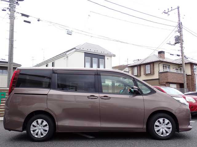 トヨタ ノア X 千葉県 2014(平26)年 6.7万km ダークシェリーマイカM 純正9インチナビゲーション/・Bluetooth/CD/DVD/AM/FM/バックカメラ/ビルトインETC/片側パワースライドドア/プッシュスタート/スマートキー/アイドリングストップ/ステアリングスイッチ/ウィンカーミラー/電動格納ミラー/純正フロアマット/ドアバイザー/LEDヘッドライト/取扱説明書