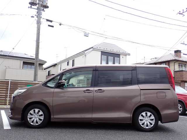 トヨタ ノア X 千葉県 2014(平26)年 6.7万km ダークシェリーマイカM 純正9インチナビゲーション/・Bluetooth/CD/DVD/AM/FM/バックカメラ/ビルトインETC/片側パワースライドドア/プッシュスタート/スマートキー/アイドリングストップ/ステアリングスイッチ/ウィンカーミラー/電動格納ミラー/純正フロアマット/ドアバイザー/LEDヘッドライト/取扱説明書