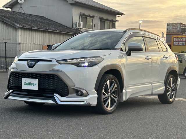 トヨタ カローラ クロス ハイブリッド Z 広島県 2023(令5)年 7万km プラチナホワイトパールマイカ ワンオーナー/純正メモリナビ/　（Bluetooth/フルセグテレビ/AM/FM）/レーダークルーズコントロール/モデリスタエアロ/全方位モニター/ブラインドスポットモニター/電子パーキング/オートブレーキホールド/ビルトインETC/パワーシート/シートヒーター/純正18インチアルミホイール/ルーフレール/純正フロアマット/コーナーセンサー/レーンキープアシスト/横滑り防止装置/衝突被害軽減システム/オートマチックハイビーム/LEDヘッドライト/フォグランプ/カーテンエアバック/スペアキー/保証書/取扱説明書
