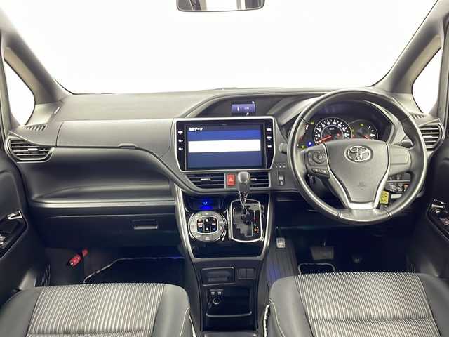 トヨタ ヴォクシー ZS 煌Ⅱ 愛知県 2019(平31)年 4.2万km ブラック /禁煙車//純正ナビ【NSZN-W68T】//後席フリップダウンモニター//バックカメラ・ビルトインETC//フルセグTV//両側電動スライドドア//リヤオートエアコン//専用エアロパーツ(フロント大型リヤバンパー+フロントフェンダー+リヤ大型リヤバンパー+リヤスポイラー+大型サイドマッドガード)//純正16インチアルミホイール//トヨタセーフティセンス//プリクラッシュセーフティ//レーンディパーチャーアラート//オートマチックハイビーム//クルーズコントロール//アイドリングストップ//先行車発進告知//インテリジェントクリアランスソナー//パーキングサポートブレーキ//ドライブスタートコントロール//横滑り防止//Bi-Beam LEDヘッドライト//オートライト//フロントフォグランプ//電動格納ミラーウィンカー//プッシュスタート//ファブリックシート//本革巻きステアリング//ステアリングスイッチ//助手席シートバックテーブル//純正フロアマット//純正ドアバイザー//スペアキー1本//保証書・取扱説明書//ナビ説明書