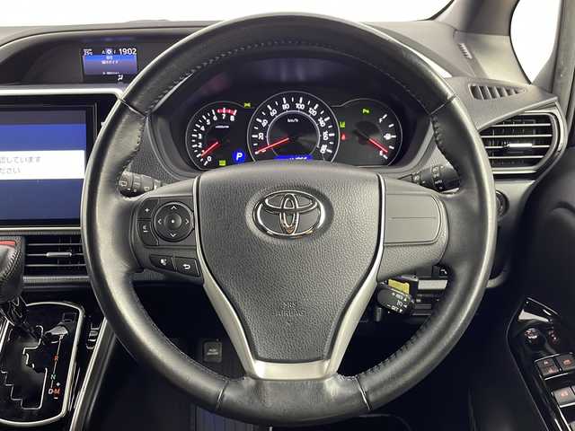 トヨタ ヴォクシー ZS 煌Ⅱ 愛知県 2019(平31)年 4.2万km ブラック /禁煙車//純正ナビ【NSZN-W68T】//後席フリップダウンモニター//バックカメラ・ビルトインETC//フルセグTV//両側電動スライドドア//リヤオートエアコン//専用エアロパーツ(フロント大型リヤバンパー+フロントフェンダー+リヤ大型リヤバンパー+リヤスポイラー+大型サイドマッドガード)//純正16インチアルミホイール//トヨタセーフティセンス//プリクラッシュセーフティ//レーンディパーチャーアラート//オートマチックハイビーム//クルーズコントロール//アイドリングストップ//先行車発進告知//インテリジェントクリアランスソナー//パーキングサポートブレーキ//ドライブスタートコントロール//横滑り防止//Bi-Beam LEDヘッドライト//オートライト//フロントフォグランプ//電動格納ミラーウィンカー//プッシュスタート//ファブリックシート//本革巻きステアリング//ステアリングスイッチ//助手席シートバックテーブル//純正フロアマット//純正ドアバイザー//スペアキー1本//保証書・取扱説明書//ナビ説明書