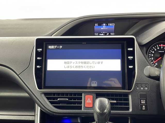 トヨタ ヴォクシー ZS 煌Ⅱ 愛知県 2019(平31)年 4.2万km ブラック /禁煙車//純正ナビ【NSZN-W68T】//後席フリップダウンモニター//バックカメラ・ビルトインETC//フルセグTV//両側電動スライドドア//リヤオートエアコン//専用エアロパーツ(フロント大型リヤバンパー+フロントフェンダー+リヤ大型リヤバンパー+リヤスポイラー+大型サイドマッドガード)//純正16インチアルミホイール//トヨタセーフティセンス//プリクラッシュセーフティ//レーンディパーチャーアラート//オートマチックハイビーム//クルーズコントロール//アイドリングストップ//先行車発進告知//インテリジェントクリアランスソナー//パーキングサポートブレーキ//ドライブスタートコントロール//横滑り防止//Bi-Beam LEDヘッドライト//オートライト//フロントフォグランプ//電動格納ミラーウィンカー//プッシュスタート//ファブリックシート//本革巻きステアリング//ステアリングスイッチ//助手席シートバックテーブル//純正フロアマット//純正ドアバイザー//スペアキー1本//保証書・取扱説明書//ナビ説明書