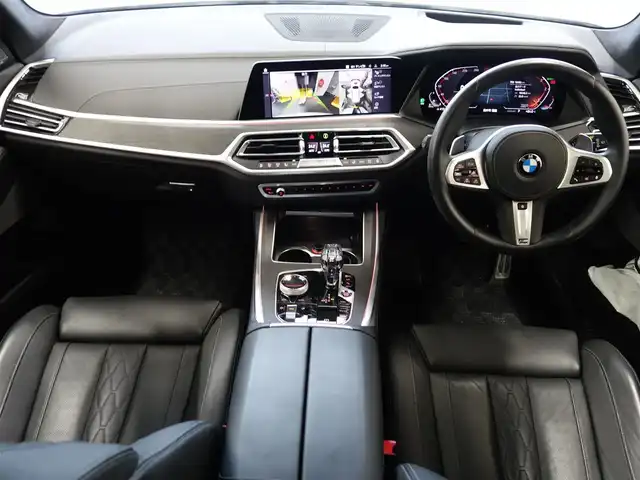ＢＭＷ Ｘ７ xDrive35d Mスポーツ 静岡県 2020(令2)年 1.9万km ミネラルホワイト ワンオーナー/禁煙車/OP22インチホイール/　Mスポブルーブレーキキャリパー/ウェルネスパッケージ/・コンビエントエアパッケージ/・保冷/保温機能付カップホルダー/・ヒートコンフォートパッケージ/　ステアリングヒーター/アームレストヒーター/リアエンターテインメントシステム/　プロフェッショナル/・左右独立10.2インチディスプレイ/　Blu-ray/HDMIインターフェイス/パーキングアシストプラス/・パークディスタンスコントロール/パーキングアシスト/・トップビュー/3Dビュー/サイドビューカメラ／リアビューカメラ/・リバースアシスト/後退時ステアリングアシスト/ドライビングアシストプロフェッショナル/・アクティブクルーズコントロール/・ステアリング/レーンコントロールアシスト/・レーンディパーチャー/　レーンチェンジウォーニング/・前車接近警告機能/衝突回避/　被害軽減ブレーキ/後車衝突警告機能/スカイラウンジパノラマルーフ/harman/kardonスピーカー/メーカー純正ナビ/　CD/DVD/BT/フルセグTV/ミラー/一体型ETC/純正前後ドライブレコーダー/前席パワーシート/ベンチレーション/マッサージ機能