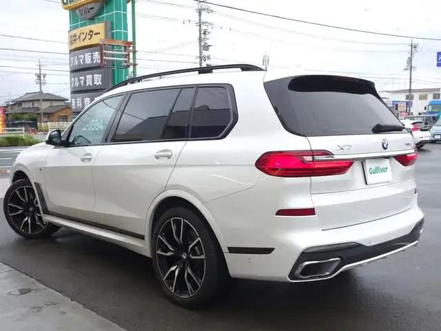 ＢＭＷ Ｘ７ xDrive35d Mスポーツ 静岡県 2020(令2)年 1.9万km ミネラルホワイト ワンオーナー/禁煙車/OP22インチホイール/　Mスポブルーブレーキキャリパー/ウェルネスパッケージ/・コンビエントエアパッケージ/・保冷/保温機能付カップホルダー/・ヒートコンフォートパッケージ/　ステアリングヒーター/アームレストヒーター/リアエンターテインメントシステム/　プロフェッショナル/・左右独立10.2インチディスプレイ/　Blu-ray/HDMIインターフェイス/パーキングアシストプラス/・パークディスタンスコントロール/パーキングアシスト/・トップビュー/3Dビュー/サイドビューカメラ／リアビューカメラ/・リバースアシスト/後退時ステアリングアシスト/ドライビングアシストプロフェッショナル/・アクティブクルーズコントロール/・ステアリング/レーンコントロールアシスト/・レーンディパーチャー/　レーンチェンジウォーニング/・前車接近警告機能/衝突回避/　被害軽減ブレーキ/後車衝突警告機能/スカイラウンジパノラマルーフ/harman/kardonスピーカー/メーカー純正ナビ/　CD/DVD/BT/フルセグTV/ミラー/一体型ETC/純正前後ドライブレコーダー/前席パワーシート/ベンチレーション/マッサージ機能