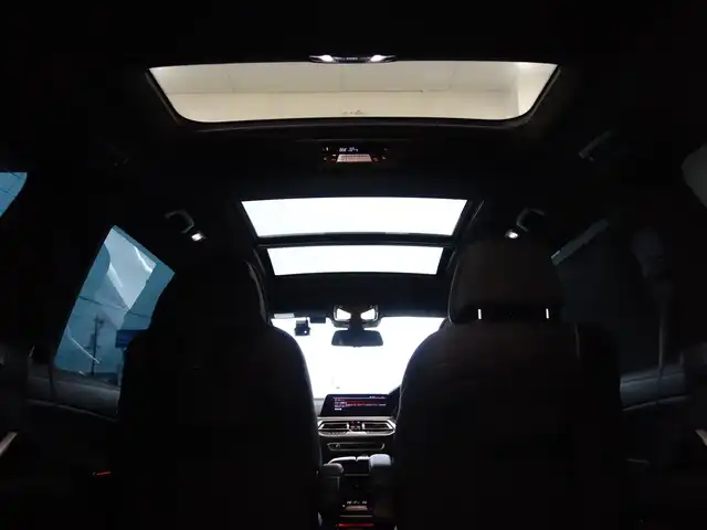 ＢＭＷ Ｘ７ xDrive35d Mスポーツ 静岡県 2020(令2)年 1.9万km ミネラルホワイト ワンオーナー/禁煙車/OP22インチホイール/　Mスポブルーブレーキキャリパー/ウェルネスパッケージ/・コンビエントエアパッケージ/・保冷/保温機能付カップホルダー/・ヒートコンフォートパッケージ/　ステアリングヒーター/アームレストヒーター/リアエンターテインメントシステム/　プロフェッショナル/・左右独立10.2インチディスプレイ/　Blu-ray/HDMIインターフェイス/パーキングアシストプラス/・パークディスタンスコントロール/パーキングアシスト/・トップビュー/3Dビュー/サイドビューカメラ／リアビューカメラ/・リバースアシスト/後退時ステアリングアシスト/ドライビングアシストプロフェッショナル/・アクティブクルーズコントロール/・ステアリング/レーンコントロールアシスト/・レーンディパーチャー/　レーンチェンジウォーニング/・前車接近警告機能/衝突回避/　被害軽減ブレーキ/後車衝突警告機能/スカイラウンジパノラマルーフ/harman/kardonスピーカー/メーカー純正ナビ/　CD/DVD/BT/フルセグTV/ミラー/一体型ETC/純正前後ドライブレコーダー/前席パワーシート/ベンチレーション/マッサージ機能