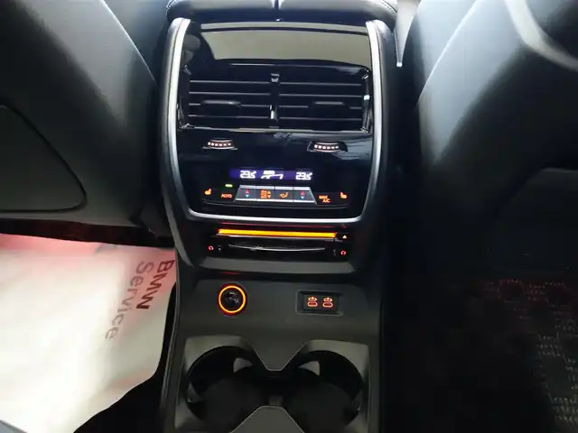 ＢＭＷ Ｘ７ xDrive35d Mスポーツ 静岡県 2020(令2)年 1.9万km ミネラルホワイト ワンオーナー/禁煙車/OP22インチホイール/　Mスポブルーブレーキキャリパー/ウェルネスパッケージ/・コンビエントエアパッケージ/・保冷/保温機能付カップホルダー/・ヒートコンフォートパッケージ/　ステアリングヒーター/アームレストヒーター/リアエンターテインメントシステム/　プロフェッショナル/・左右独立10.2インチディスプレイ/　Blu-ray/HDMIインターフェイス/パーキングアシストプラス/・パークディスタンスコントロール/パーキングアシスト/・トップビュー/3Dビュー/サイドビューカメラ／リアビューカメラ/・リバースアシスト/後退時ステアリングアシスト/ドライビングアシストプロフェッショナル/・アクティブクルーズコントロール/・ステアリング/レーンコントロールアシスト/・レーンディパーチャー/　レーンチェンジウォーニング/・前車接近警告機能/衝突回避/　被害軽減ブレーキ/後車衝突警告機能/スカイラウンジパノラマルーフ/harman/kardonスピーカー/メーカー純正ナビ/　CD/DVD/BT/フルセグTV/ミラー/一体型ETC/純正前後ドライブレコーダー/前席パワーシート/ベンチレーション/マッサージ機能