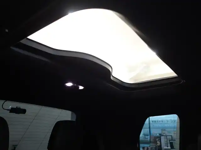 ＢＭＷ Ｘ７ xDrive35d Mスポーツ 静岡県 2020(令2)年 1.9万km ミネラルホワイト ワンオーナー/禁煙車/OP22インチホイール/　Mスポブルーブレーキキャリパー/ウェルネスパッケージ/・コンビエントエアパッケージ/・保冷/保温機能付カップホルダー/・ヒートコンフォートパッケージ/　ステアリングヒーター/アームレストヒーター/リアエンターテインメントシステム/　プロフェッショナル/・左右独立10.2インチディスプレイ/　Blu-ray/HDMIインターフェイス/パーキングアシストプラス/・パークディスタンスコントロール/パーキングアシスト/・トップビュー/3Dビュー/サイドビューカメラ／リアビューカメラ/・リバースアシスト/後退時ステアリングアシスト/ドライビングアシストプロフェッショナル/・アクティブクルーズコントロール/・ステアリング/レーンコントロールアシスト/・レーンディパーチャー/　レーンチェンジウォーニング/・前車接近警告機能/衝突回避/　被害軽減ブレーキ/後車衝突警告機能/スカイラウンジパノラマルーフ/harman/kardonスピーカー/メーカー純正ナビ/　CD/DVD/BT/フルセグTV/ミラー/一体型ETC/純正前後ドライブレコーダー/前席パワーシート/ベンチレーション/マッサージ機能