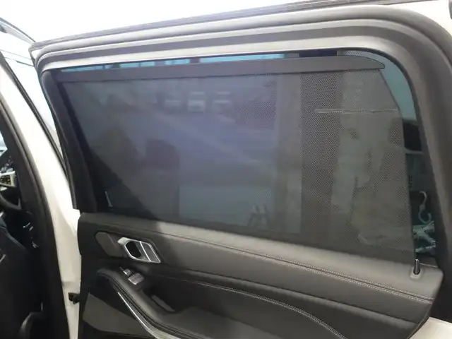 ＢＭＷ Ｘ７ xDrive35d Mスポーツ 静岡県 2020(令2)年 1.9万km ミネラルホワイト ワンオーナー/禁煙車/OP22インチホイール/　Mスポブルーブレーキキャリパー/ウェルネスパッケージ/・コンビエントエアパッケージ/・保冷/保温機能付カップホルダー/・ヒートコンフォートパッケージ/　ステアリングヒーター/アームレストヒーター/リアエンターテインメントシステム/　プロフェッショナル/・左右独立10.2インチディスプレイ/　Blu-ray/HDMIインターフェイス/パーキングアシストプラス/・パークディスタンスコントロール/パーキングアシスト/・トップビュー/3Dビュー/サイドビューカメラ／リアビューカメラ/・リバースアシスト/後退時ステアリングアシスト/ドライビングアシストプロフェッショナル/・アクティブクルーズコントロール/・ステアリング/レーンコントロールアシスト/・レーンディパーチャー/　レーンチェンジウォーニング/・前車接近警告機能/衝突回避/　被害軽減ブレーキ/後車衝突警告機能/スカイラウンジパノラマルーフ/harman/kardonスピーカー/メーカー純正ナビ/　CD/DVD/BT/フルセグTV/ミラー/一体型ETC/純正前後ドライブレコーダー/前席パワーシート/ベンチレーション/マッサージ機能