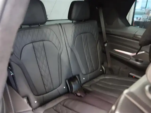 ＢＭＷ Ｘ７ xDrive35d Mスポーツ 静岡県 2020(令2)年 1.9万km ミネラルホワイト ワンオーナー/禁煙車/OP22インチホイール/　Mスポブルーブレーキキャリパー/ウェルネスパッケージ/・コンビエントエアパッケージ/・保冷/保温機能付カップホルダー/・ヒートコンフォートパッケージ/　ステアリングヒーター/アームレストヒーター/リアエンターテインメントシステム/　プロフェッショナル/・左右独立10.2インチディスプレイ/　Blu-ray/HDMIインターフェイス/パーキングアシストプラス/・パークディスタンスコントロール/パーキングアシスト/・トップビュー/3Dビュー/サイドビューカメラ／リアビューカメラ/・リバースアシスト/後退時ステアリングアシスト/ドライビングアシストプロフェッショナル/・アクティブクルーズコントロール/・ステアリング/レーンコントロールアシスト/・レーンディパーチャー/　レーンチェンジウォーニング/・前車接近警告機能/衝突回避/　被害軽減ブレーキ/後車衝突警告機能/スカイラウンジパノラマルーフ/harman/kardonスピーカー/メーカー純正ナビ/　CD/DVD/BT/フルセグTV/ミラー/一体型ETC/純正前後ドライブレコーダー/前席パワーシート/ベンチレーション/マッサージ機能
