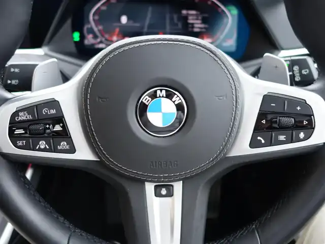 ＢＭＷ Ｘ７ xDrive35d Mスポーツ 静岡県 2020(令2)年 1.9万km ミネラルホワイト ワンオーナー/禁煙車/OP22インチホイール/　Mスポブルーブレーキキャリパー/ウェルネスパッケージ/・コンビエントエアパッケージ/・保冷/保温機能付カップホルダー/・ヒートコンフォートパッケージ/　ステアリングヒーター/アームレストヒーター/リアエンターテインメントシステム/　プロフェッショナル/・左右独立10.2インチディスプレイ/　Blu-ray/HDMIインターフェイス/パーキングアシストプラス/・パークディスタンスコントロール/パーキングアシスト/・トップビュー/3Dビュー/サイドビューカメラ／リアビューカメラ/・リバースアシスト/後退時ステアリングアシスト/ドライビングアシストプロフェッショナル/・アクティブクルーズコントロール/・ステアリング/レーンコントロールアシスト/・レーンディパーチャー/　レーンチェンジウォーニング/・前車接近警告機能/衝突回避/　被害軽減ブレーキ/後車衝突警告機能/スカイラウンジパノラマルーフ/harman/kardonスピーカー/メーカー純正ナビ/　CD/DVD/BT/フルセグTV/ミラー/一体型ETC/純正前後ドライブレコーダー/前席パワーシート/ベンチレーション/マッサージ機能
