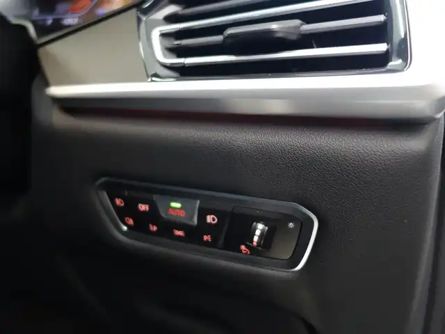 ＢＭＷ Ｘ７ xDrive35d Mスポーツ 静岡県 2020(令2)年 1.9万km ミネラルホワイト ワンオーナー/禁煙車/OP22インチホイール/　Mスポブルーブレーキキャリパー/ウェルネスパッケージ/・コンビエントエアパッケージ/・保冷/保温機能付カップホルダー/・ヒートコンフォートパッケージ/　ステアリングヒーター/アームレストヒーター/リアエンターテインメントシステム/　プロフェッショナル/・左右独立10.2インチディスプレイ/　Blu-ray/HDMIインターフェイス/パーキングアシストプラス/・パークディスタンスコントロール/パーキングアシスト/・トップビュー/3Dビュー/サイドビューカメラ／リアビューカメラ/・リバースアシスト/後退時ステアリングアシスト/ドライビングアシストプロフェッショナル/・アクティブクルーズコントロール/・ステアリング/レーンコントロールアシスト/・レーンディパーチャー/　レーンチェンジウォーニング/・前車接近警告機能/衝突回避/　被害軽減ブレーキ/後車衝突警告機能/スカイラウンジパノラマルーフ/harman/kardonスピーカー/メーカー純正ナビ/　CD/DVD/BT/フルセグTV/ミラー/一体型ETC/純正前後ドライブレコーダー/前席パワーシート/ベンチレーション/マッサージ機能