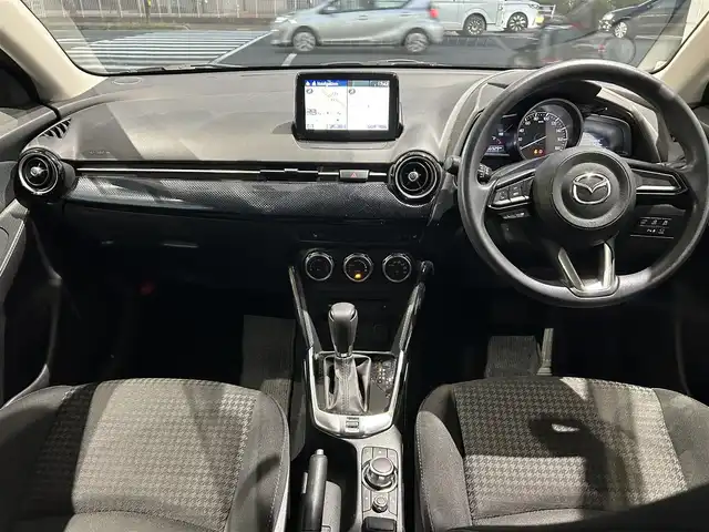 マツダ デミオ 13S 岡山県 2018(平30)年 6.7万km スノーフレイクホワイトパールマイカ 登録時走行距離66929km/純正ナビ/(AM/FM/TV/DISC/BT/USB)/衝突被害軽減システム/レーンキープアシスト/アイドリングストップ/全方位カメラ/ETC/ドライブレコーダー/D+Nシートヒーター/オートマチックハイビーム/プッシュスタート/スマートキー/MTモード付AT/パワーウィンドウ/パワーステアリング