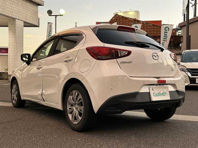 マツダ デミオ 13S 岡山県 2018(平30)年 6.7万km スノーフレイクホワイトパールマイカ 登録時走行距離66929km/純正ナビ/(AM/FM/TV/DISC/BT/USB)/衝突被害軽減システム/レーンキープアシスト/アイドリングストップ/全方位カメラ/ETC/ドライブレコーダー/D+Nシートヒーター/オートマチックハイビーム/プッシュスタート/スマートキー/MTモード付AT/パワーウィンドウ/パワーステアリング