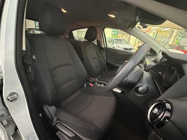 マツダ デミオ 13S 岡山県 2018(平30)年 6.7万km スノーフレイクホワイトパールマイカ 登録時走行距離66929km/純正ナビ/(AM/FM/TV/DISC/BT/USB)/衝突被害軽減システム/レーンキープアシスト/アイドリングストップ/全方位カメラ/ETC/ドライブレコーダー/D+Nシートヒーター/オートマチックハイビーム/プッシュスタート/スマートキー/MTモード付AT/パワーウィンドウ/パワーステアリング