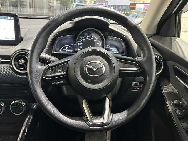 マツダ デミオ 13S 岡山県 2018(平30)年 6.7万km スノーフレイクホワイトパールマイカ 登録時走行距離66929km/純正ナビ/(AM/FM/TV/DISC/BT/USB)/衝突被害軽減システム/レーンキープアシスト/アイドリングストップ/全方位カメラ/ETC/ドライブレコーダー/D+Nシートヒーター/オートマチックハイビーム/プッシュスタート/スマートキー/MTモード付AT/パワーウィンドウ/パワーステアリング