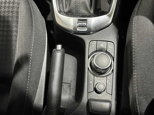 マツダ デミオ 13S 岡山県 2018(平30)年 6.7万km スノーフレイクホワイトパールマイカ 登録時走行距離66929km/純正ナビ/(AM/FM/TV/DISC/BT/USB)/衝突被害軽減システム/レーンキープアシスト/アイドリングストップ/全方位カメラ/ETC/ドライブレコーダー/D+Nシートヒーター/オートマチックハイビーム/プッシュスタート/スマートキー/MTモード付AT/パワーウィンドウ/パワーステアリング