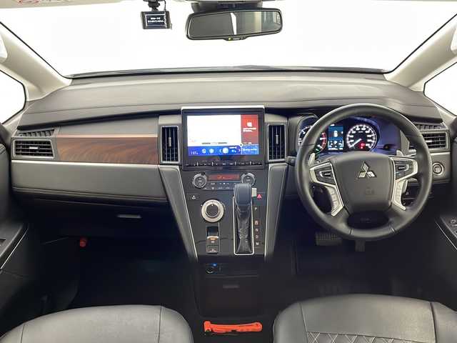 三菱 デリカＤ：５ ジャスパー 宮崎県 2023(令5)年 1.2万km グラファイトグレーメタリック/ブラックマイカ 禁煙車/衝突被害軽減ブレーキ/純正10.1型ナビ/（CD/DVD/Bluetooth/HDMI/MSV/FMAM）/純正LEDオートライト/純正LEDフォグ/純正18インチアルミ/純正フロアマット/社外ドライブレコーダー/両側電動スライドドア/パワーバックドア/パノラミックビューモニター/アダプティブクルーズコントロール/レーンディパーチャーアラート/オートマチックハイビーム/ブラインドスポットモニター/電子パーキング/オートホールド/デュアルオートエアコン/パドルシフト/ステアリングヒーター/本革巻ハンドル/ETC/スマートキー/プッシュエンジンスタート/新車時保証書/取扱い説明書