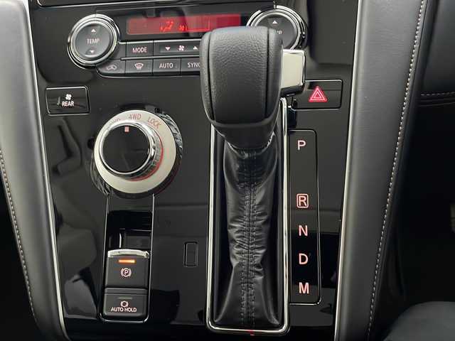 三菱 デリカＤ：５ ジャスパー 宮崎県 2023(令5)年 1.2万km グラファイトグレーメタリック/ブラックマイカ 禁煙車/衝突被害軽減ブレーキ/純正10.1型ナビ/（CD/DVD/Bluetooth/HDMI/MSV/FMAM）/純正LEDオートライト/純正LEDフォグ/純正18インチアルミ/純正フロアマット/社外ドライブレコーダー/両側電動スライドドア/パワーバックドア/パノラミックビューモニター/アダプティブクルーズコントロール/レーンディパーチャーアラート/オートマチックハイビーム/ブラインドスポットモニター/電子パーキング/オートホールド/デュアルオートエアコン/パドルシフト/ステアリングヒーター/本革巻ハンドル/ETC/スマートキー/プッシュエンジンスタート/新車時保証書/取扱い説明書