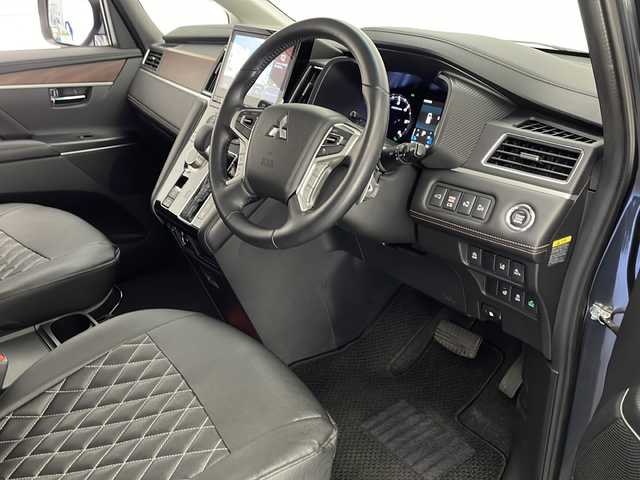 三菱 デリカＤ：５ ジャスパー 宮崎県 2023(令5)年 1.2万km グラファイトグレーメタリック/ブラックマイカ 禁煙車/衝突被害軽減ブレーキ/純正10.1型ナビ/（CD/DVD/Bluetooth/HDMI/MSV/FMAM）/純正LEDオートライト/純正LEDフォグ/純正18インチアルミ/純正フロアマット/社外ドライブレコーダー/両側電動スライドドア/パワーバックドア/パノラミックビューモニター/アダプティブクルーズコントロール/レーンディパーチャーアラート/オートマチックハイビーム/ブラインドスポットモニター/電子パーキング/オートホールド/デュアルオートエアコン/パドルシフト/ステアリングヒーター/本革巻ハンドル/ETC/スマートキー/プッシュエンジンスタート/新車時保証書/取扱い説明書