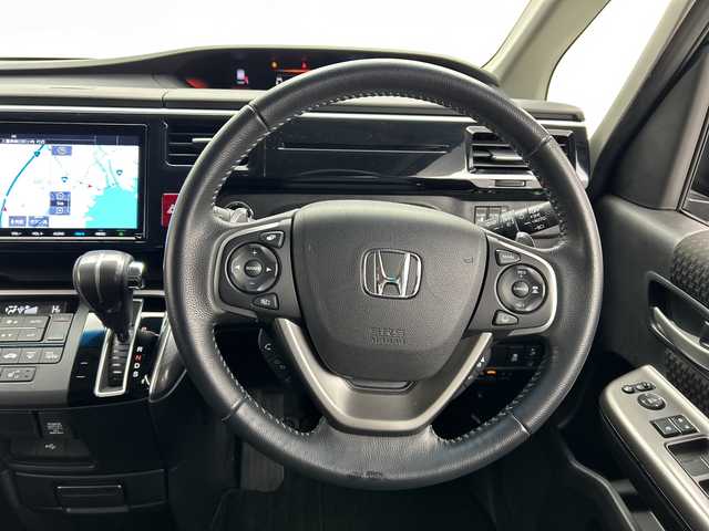 ホンダ ステップワゴン スパーダ クルスピセンシング 三重県 2022(令4)年 1.8万km プレミアムスパークルブラックパール /禁煙車//純正9型メモリーナビ//バックカメラ//WAC//DN席シートヒーター//MTモード付AT//パドルシフト//革巻きステアリング//ステアリングスイッチ//ホンダセンシング//衝突軽減ブレーキ//レーンキープアシスト//レーダークルーズコントロール//両側パワースライドドア//純正ビルトインETC2.0//純正前方ドライブレコーダー//LED//フォグ//ハーフレザーシート//サイドカーテンエアバッグ//車高調