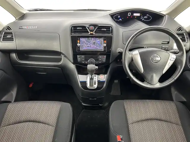 日産 セレナ ハイウェイS S HV Aセーフ 福岡県 2015(平27)年 9.8万km ブリリアントホワイトパール 後席モニター　/純正ナビ　/全方位カメラ　/ＥＴＣ　/クルーズコントロール　/コーナーセンサー　/エマージェンシーブレーキ　/レーンキープ　/アイドリングストップ　/両側電動スライドドア　/純正１６インチアルミホイール