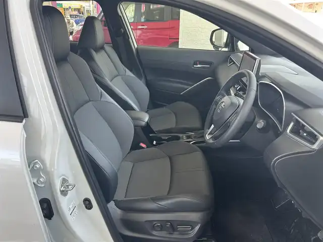 トヨタ カローラ クロス Z 神奈川県 2024(令6)年 1.7万km プラチナホワイトパールマイカ 純正ナビ(Bluetooth/TV/USB)/クルーズコントロール/MTモード付AT/D席パワーシート/前席シートヒーター/ブラインドスポットモニター/バックカメラ/オートブレーキホールド/パワーバックドア/コーナーセンサー/オートライト/オートマチックハイビーム/ETC/ワンオーナー/純正アルミホイール/純正フロアマット/取扱説明書/保証書/プッシュスタート