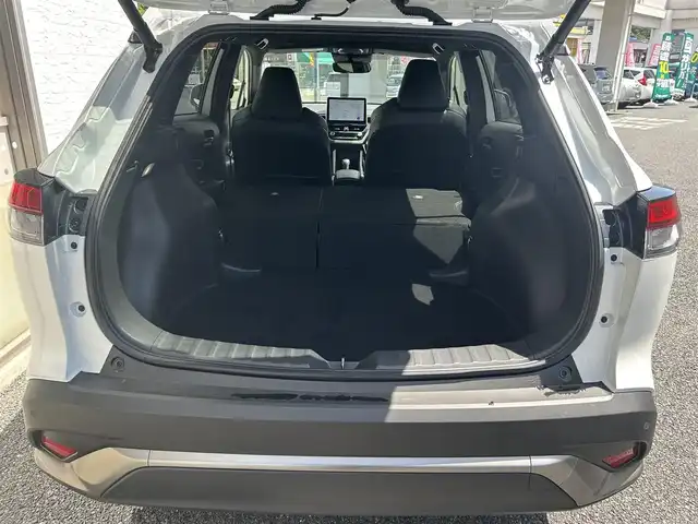 トヨタ カローラ クロス Z 神奈川県 2024(令6)年 1.7万km プラチナホワイトパールマイカ 純正ナビ(Bluetooth/TV/USB)/クルーズコントロール/MTモード付AT/D席パワーシート/前席シートヒーター/ブラインドスポットモニター/バックカメラ/オートブレーキホールド/パワーバックドア/コーナーセンサー/オートライト/オートマチックハイビーム/ETC/ワンオーナー/純正アルミホイール/純正フロアマット/取扱説明書/保証書/プッシュスタート