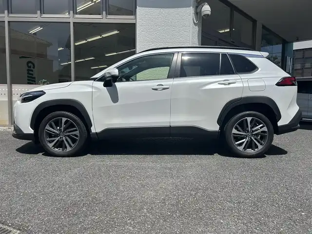 トヨタ カローラ クロス Z 神奈川県 2024(令6)年 1.7万km プラチナホワイトパールマイカ 純正ナビ(Bluetooth/TV/USB)/クルーズコントロール/MTモード付AT/D席パワーシート/前席シートヒーター/ブラインドスポットモニター/バックカメラ/オートブレーキホールド/パワーバックドア/コーナーセンサー/オートライト/オートマチックハイビーム/ETC/ワンオーナー/純正アルミホイール/純正フロアマット/取扱説明書/保証書/プッシュスタート