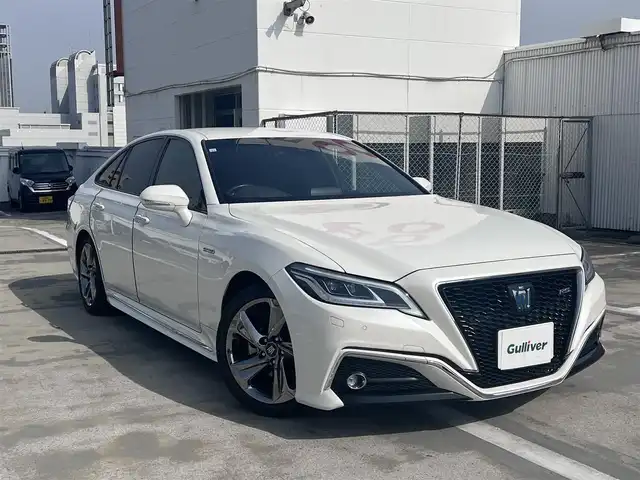 トヨタ クラウン ハイブリッド RS 広島県 2018(平30)年 5.7万km ホワイトパールクリスタルシャイン 　　　　　○走行距離：56685km（入庫時）/保証書＆取説あり/プッシュスタート（スペアキーなし）/純正ナビ/・Bluetooth/・フルセグTV/純正フロアマット/セーフティセンス/ドライブセレクトモード/・SPORT S＋/SPORTS/NORMAL(etc....)/コーナーセンサー/SRSエアバック/・運転席/助手席/サイド/カーテン/ニー/ブラインドスポットモニター/オートライト/オートマチックハイビーム/社外デジタルインナーミラー/ドライブレコーダー/M付きAT（パドルシフト）/パワーシート（運転席/助手席）/シートヒーター（運転席/助手席）/ステアリングヒーター/ドライブモード連動オプティトロンメーター/　　　　　　　　　○タイヤサイズ/・225/45/R18/・純正18インチ5本スポークアルミホイール