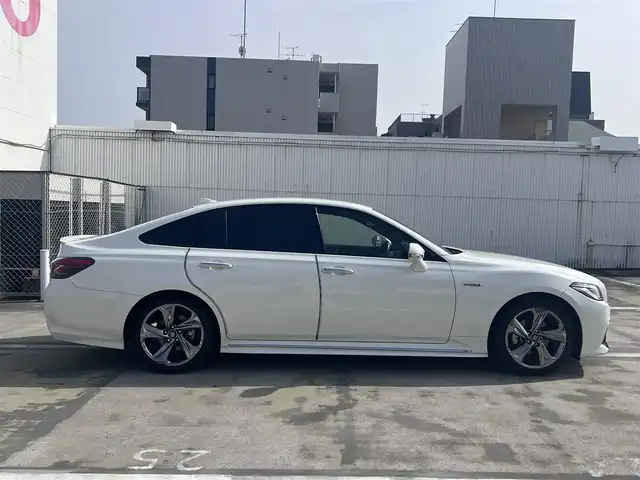 トヨタ クラウン ハイブリッド RS 広島県 2018(平30)年 5.7万km ホワイトパールクリスタルシャイン 　　　　　○走行距離：56685km（入庫時）/保証書＆取説あり/プッシュスタート（スペアキーなし）/純正ナビ/・Bluetooth/・フルセグTV/純正フロアマット/セーフティセンス/ドライブセレクトモード/・SPORT S＋/SPORTS/NORMAL(etc....)/コーナーセンサー/SRSエアバック/・運転席/助手席/サイド/カーテン/ニー/ブラインドスポットモニター/オートライト/オートマチックハイビーム/社外デジタルインナーミラー/ドライブレコーダー/M付きAT（パドルシフト）/パワーシート（運転席/助手席）/シートヒーター（運転席/助手席）/ステアリングヒーター/ドライブモード連動オプティトロンメーター/　　　　　　　　　○タイヤサイズ/・225/45/R18/・純正18インチ5本スポークアルミホイール
