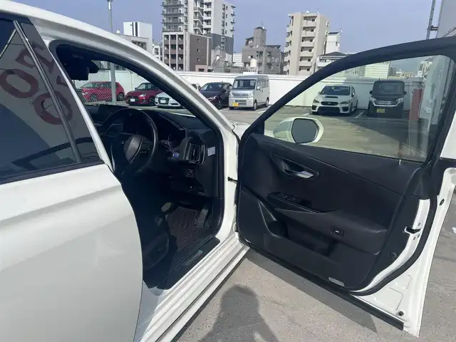 トヨタ クラウン ハイブリッド RS 広島県 2018(平30)年 5.7万km ホワイトパールクリスタルシャイン 　　　　　○走行距離：56685km（入庫時）/保証書＆取説あり/プッシュスタート（スペアキーなし）/純正ナビ/・Bluetooth/・フルセグTV/純正フロアマット/セーフティセンス/ドライブセレクトモード/・SPORT S＋/SPORTS/NORMAL(etc....)/コーナーセンサー/SRSエアバック/・運転席/助手席/サイド/カーテン/ニー/ブラインドスポットモニター/オートライト/オートマチックハイビーム/社外デジタルインナーミラー/ドライブレコーダー/M付きAT（パドルシフト）/パワーシート（運転席/助手席）/シートヒーター（運転席/助手席）/ステアリングヒーター/ドライブモード連動オプティトロンメーター/　　　　　　　　　○タイヤサイズ/・225/45/R18/・純正18インチ5本スポークアルミホイール